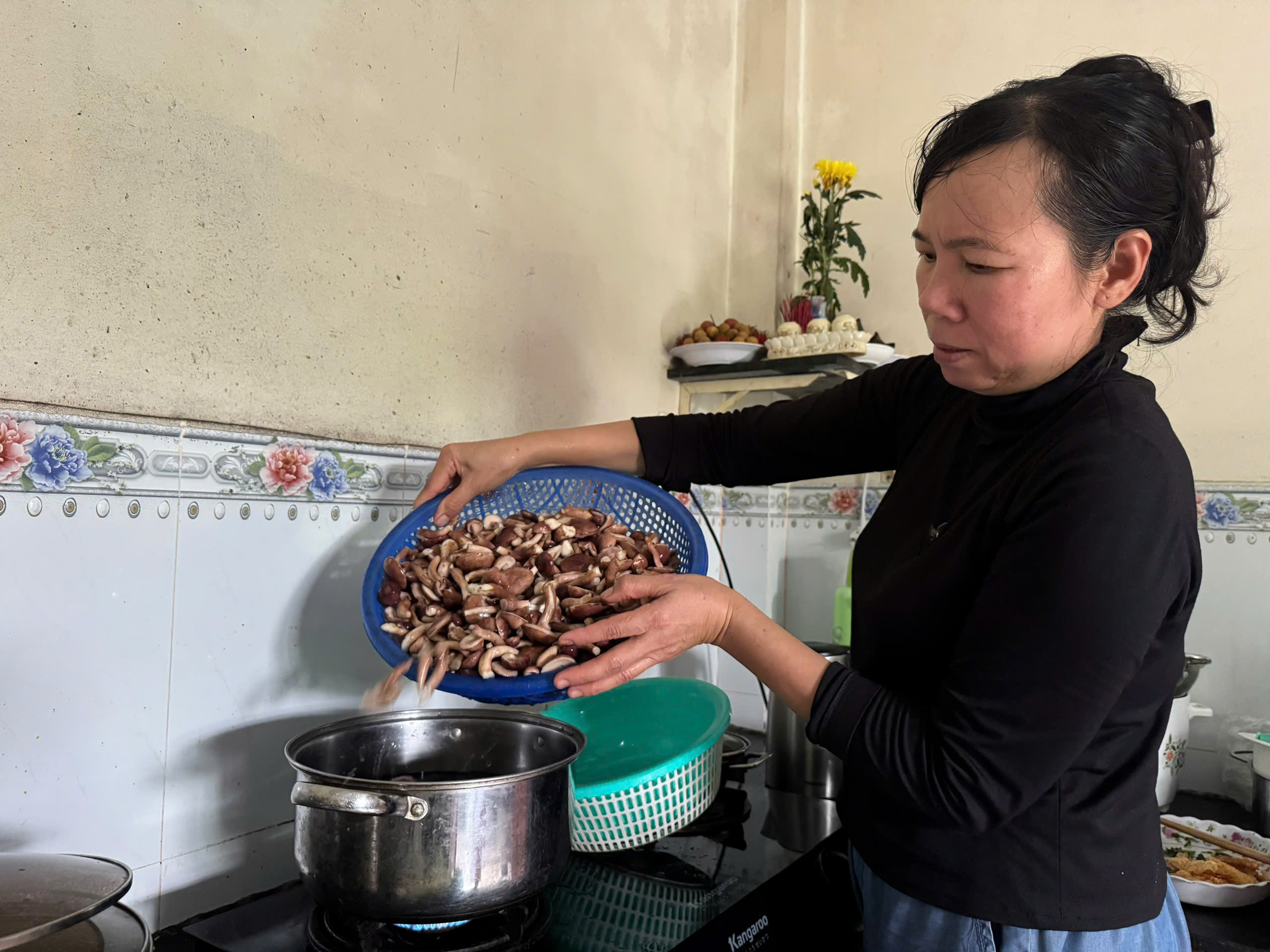 VIDEO: Nghỉ h&egrave;, học sinh ở Ph&uacute; Quốc rộn r&agrave;ng v&agrave;o rừng &ldquo;săn lộc trời&rdquo; - Ảnh 5.