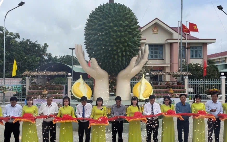 Khánh thành biểu tượng đôi bàn tay nâng đỡ trái sầu riêng ở Đồng Tháp