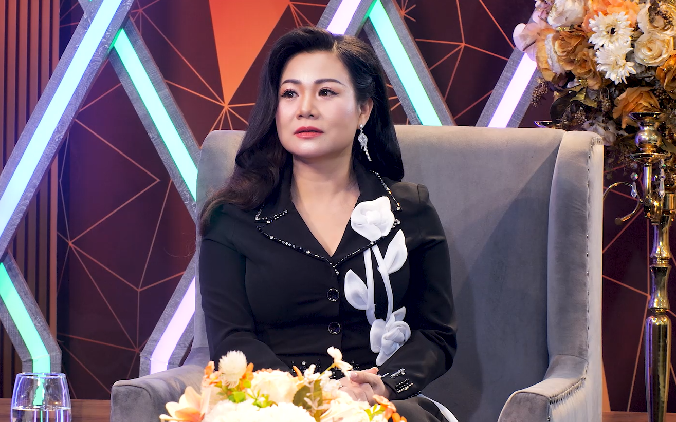 Dương Hồng Loan "rách áo dài" giữa lúc chạy show Tết