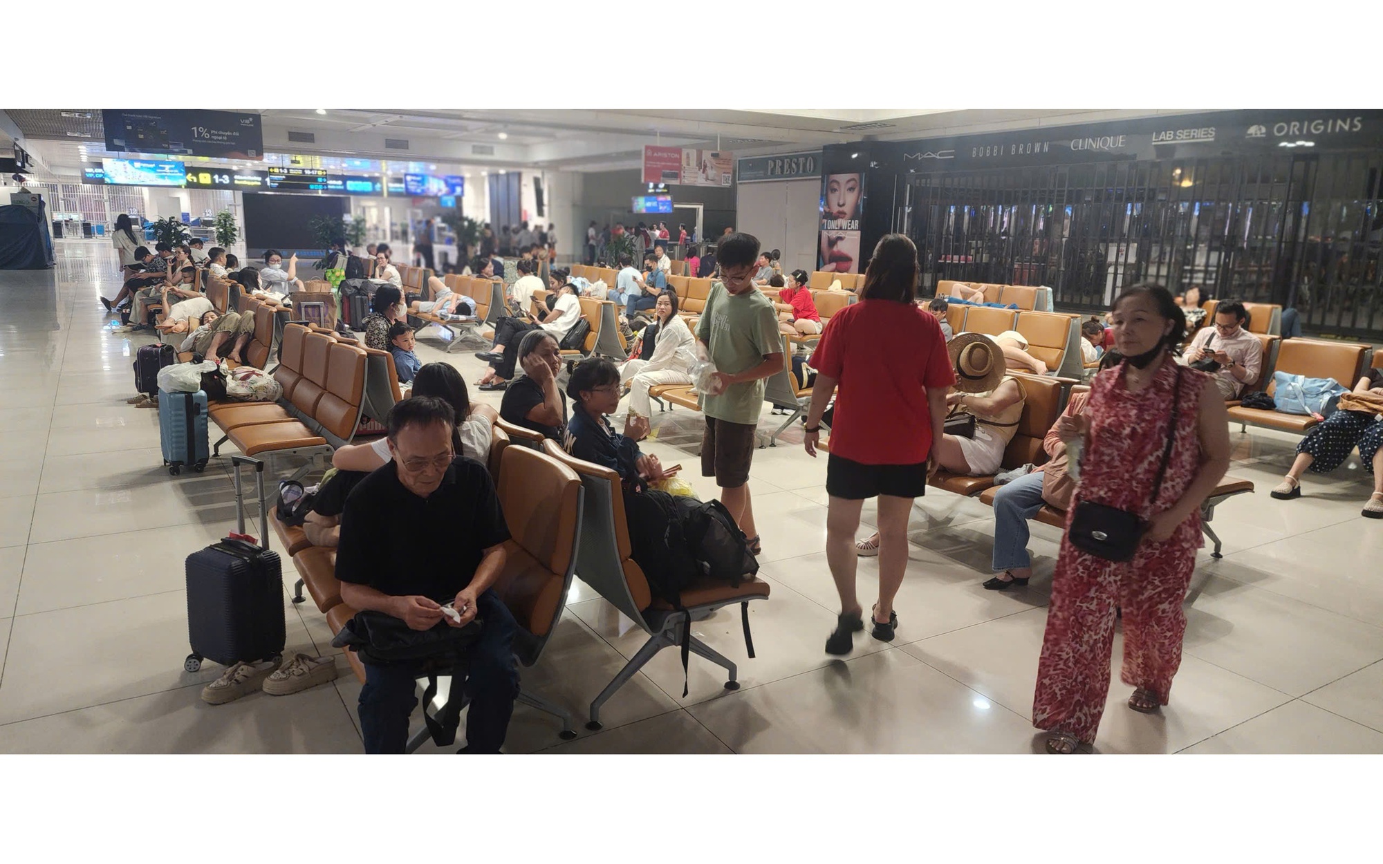 Diều xâm nhập sân bay Cát Bi, máy bay phải hạ cánh Nội Bài, khách về Hải Phòng lúc 3 giờ sáng
