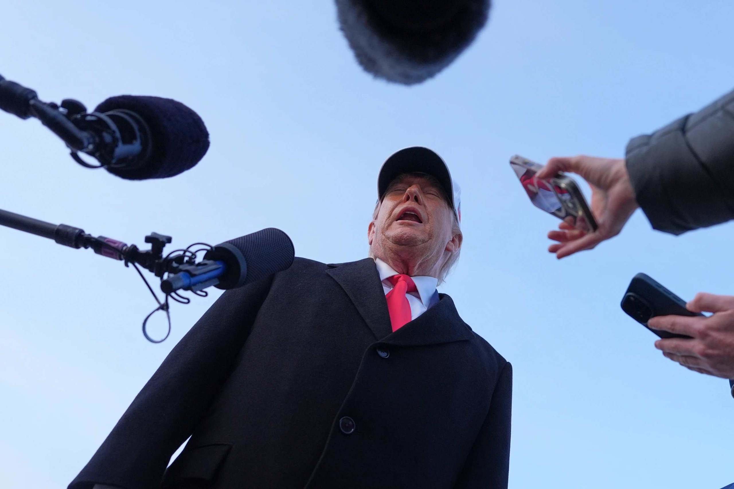 Ông Donald Trump yêu cầu Israel "dừng tay" sau đòn trả đũa của Iran - Ảnh 1.