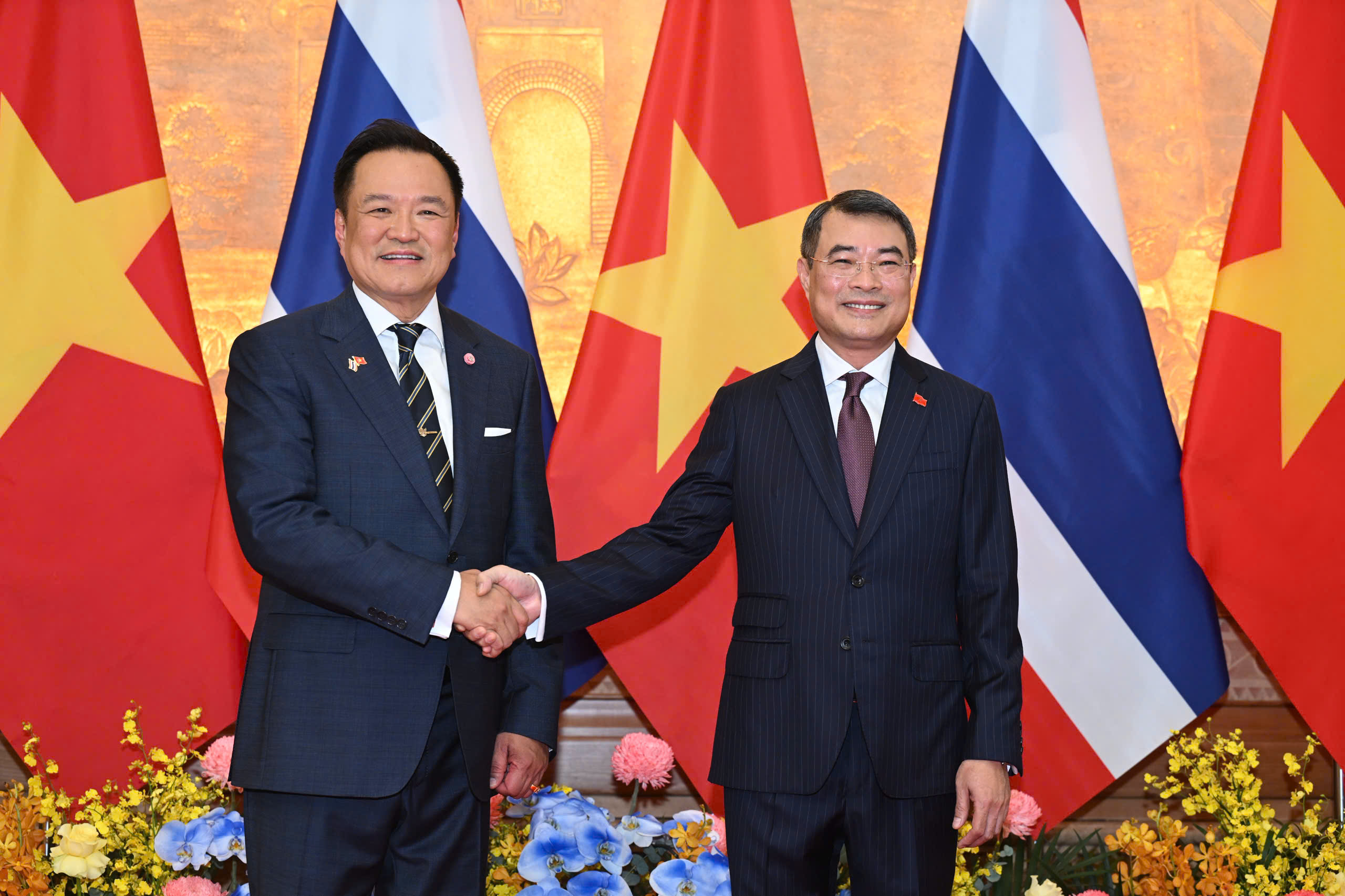 Thủ tướng L&ecirc; Minh Hưng chủ tr&igrave; lễ đ&oacute;n ch&iacute;nh thức Thủ tướng Th&aacute;i Lan - Ảnh 2.