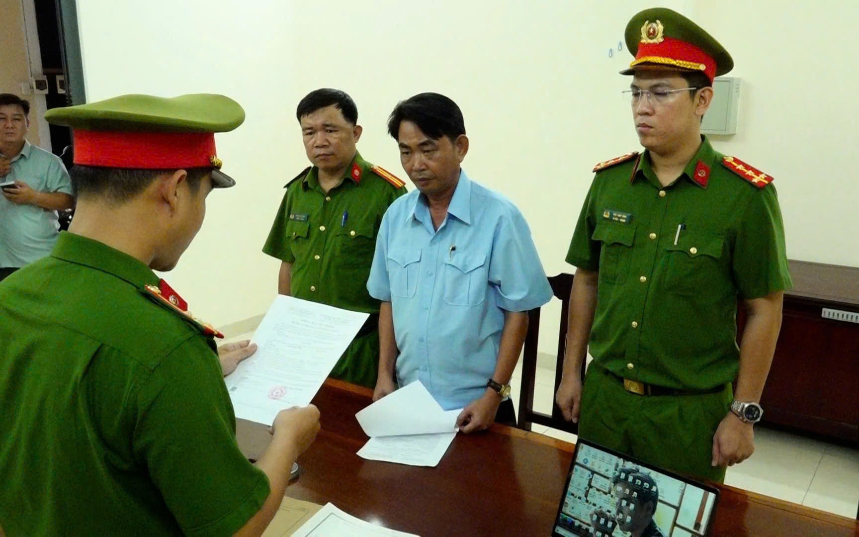 Vụ "cạo sạch quả đồi" ở Khánh Hòa: Khởi tố, bắt tạm giam người khai thác đất 