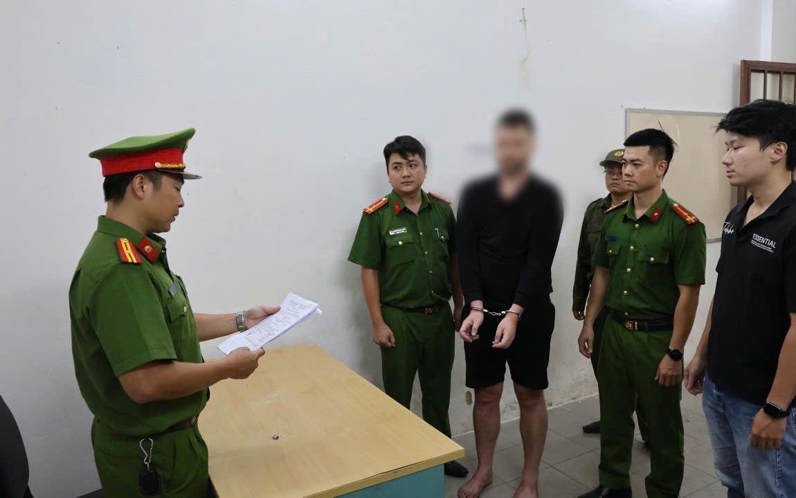 Khởi tố người đàn ông nước ngoài gây rối, đập phá quán cà phê ở Đà Nẵng