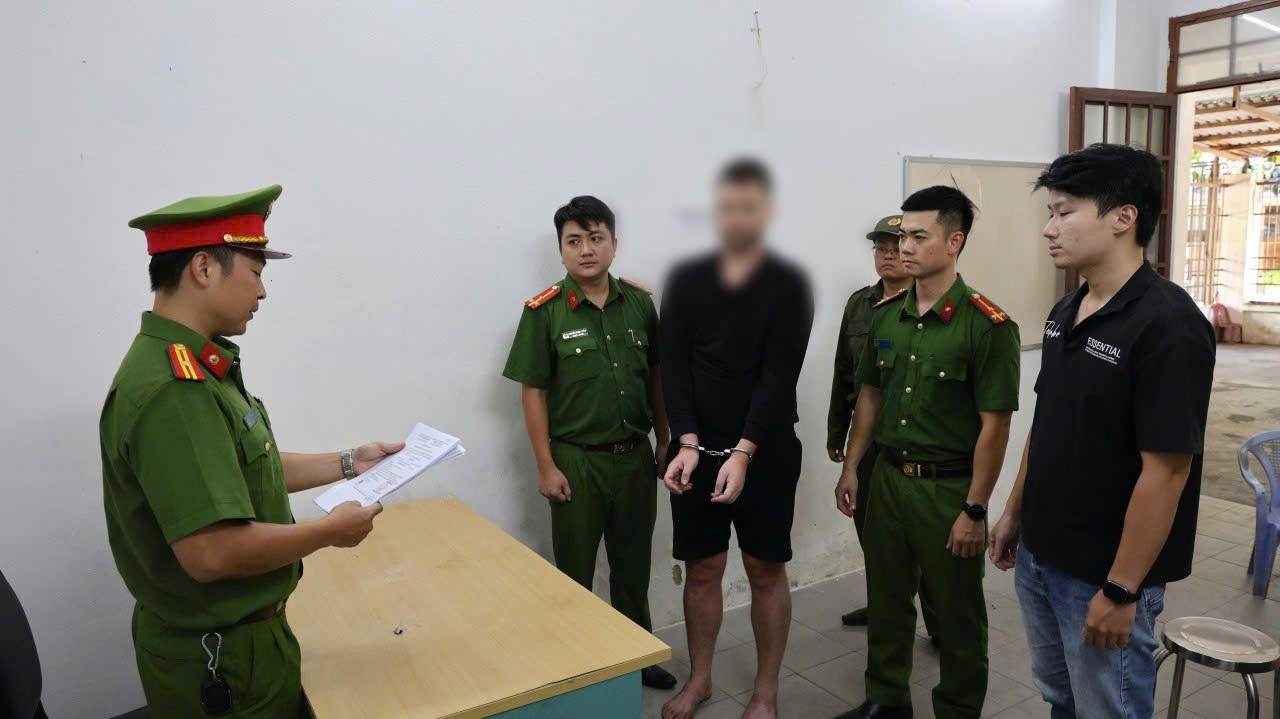 Khởi tố người nước ngo&agrave;i g&acirc;y rối, đập ph&aacute; qu&aacute;n c&agrave; ph&ecirc; ở Đ&agrave; Nẵng - Ảnh 1.