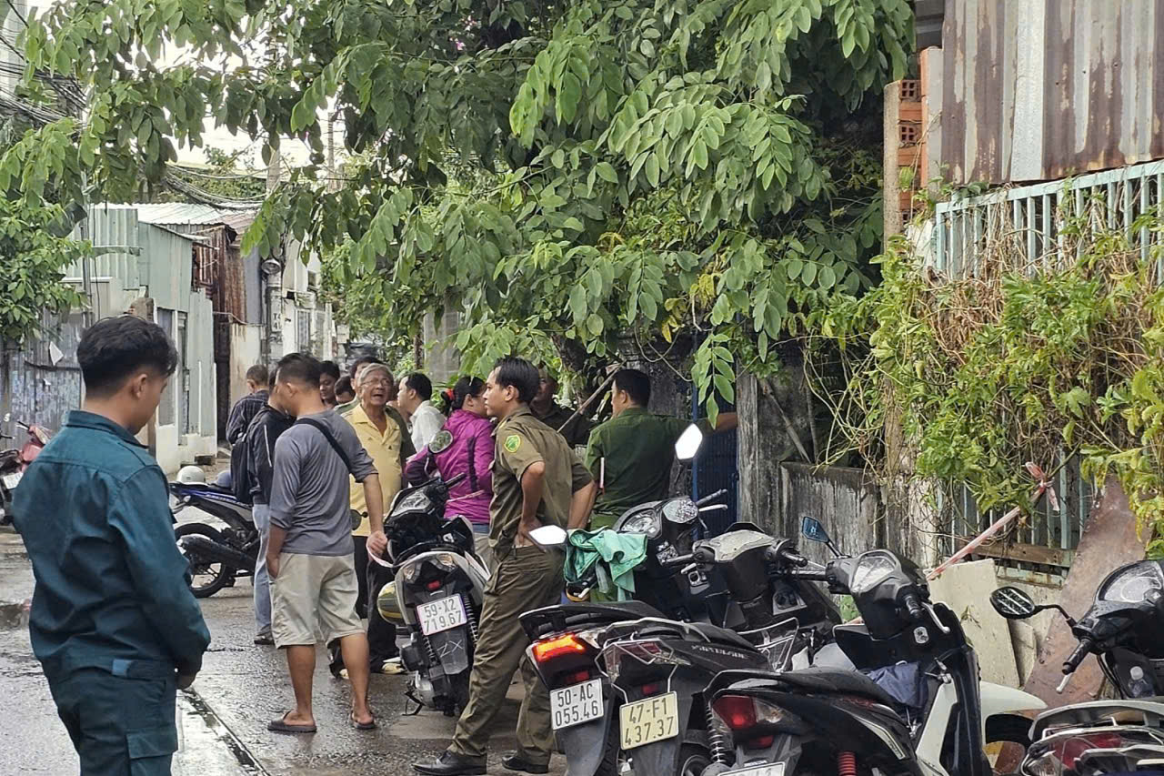 Ch&aacute;y nh&agrave; ở TPHCM khiến cụ b&agrave; 76 tuổi tử vong trong hẻm s&acirc;u - Ảnh 1.