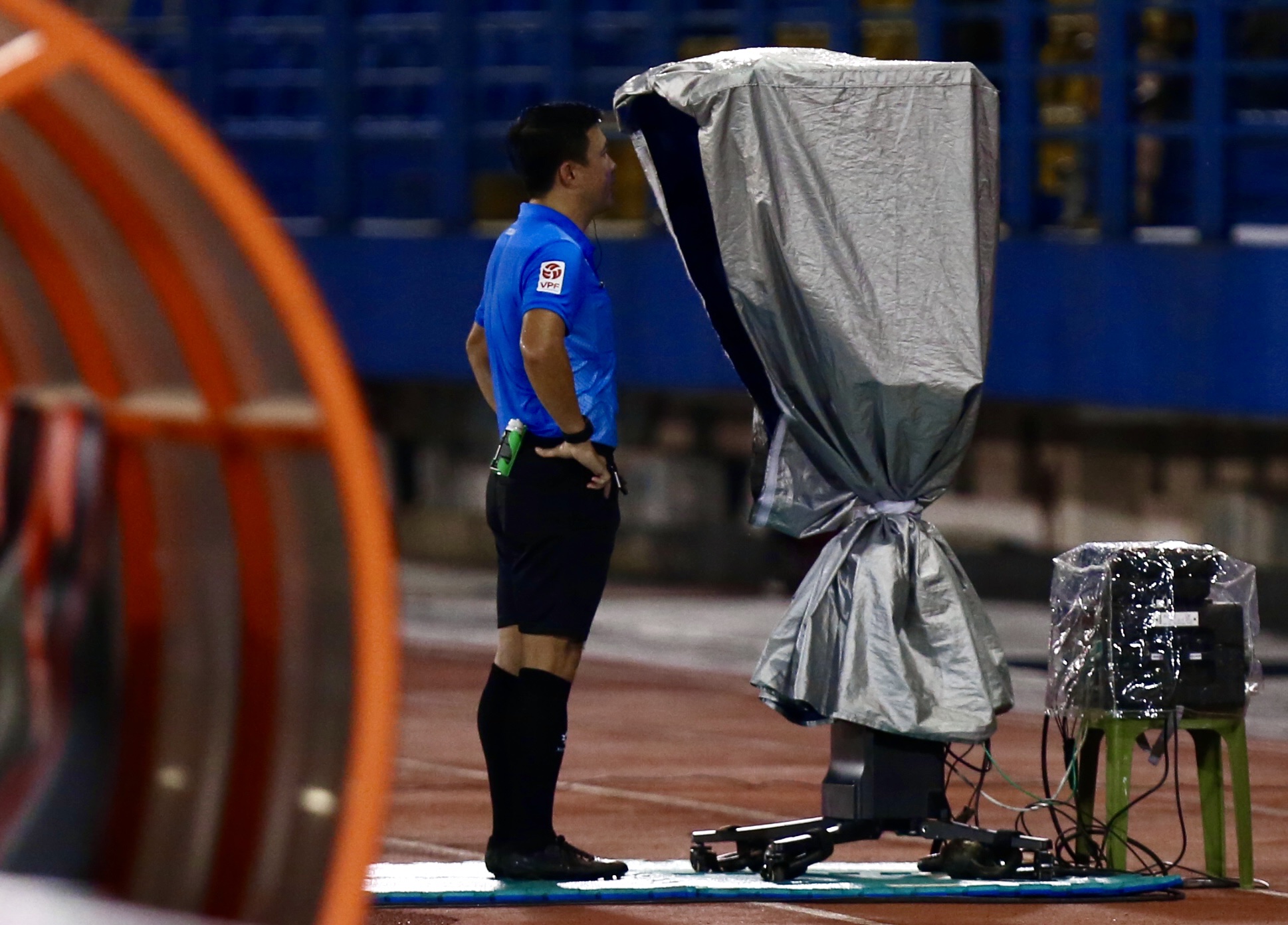 V-League v&agrave; những gam m&agrave;u đối lập (*): Trọng t&agrave;i - Kh&ocirc;ng thể m&atilde;i l&agrave; "điểm nghẽn" của giải đấu - Ảnh 2.