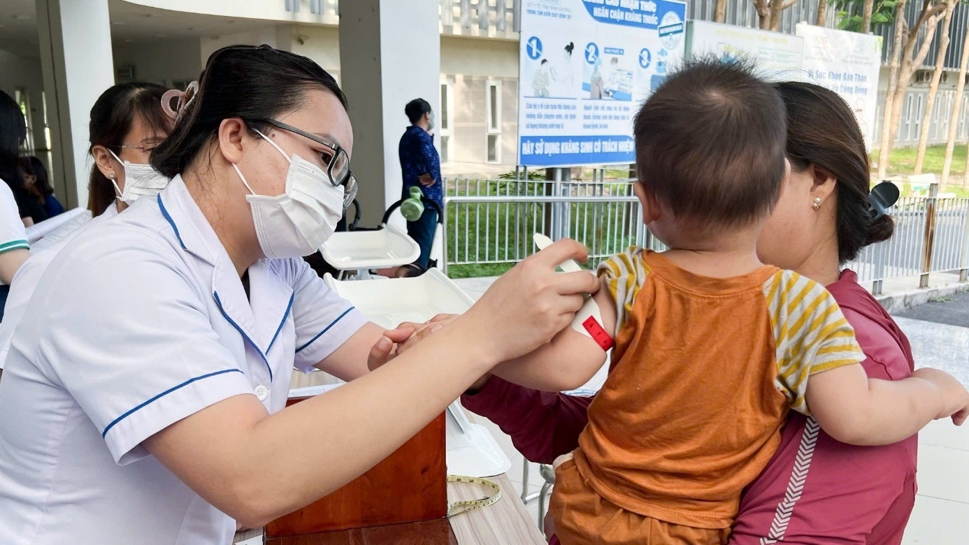 TPHCM tăng tốc kh&aacute;m sức khỏe to&agrave;n d&acirc;n - Ảnh 3.
