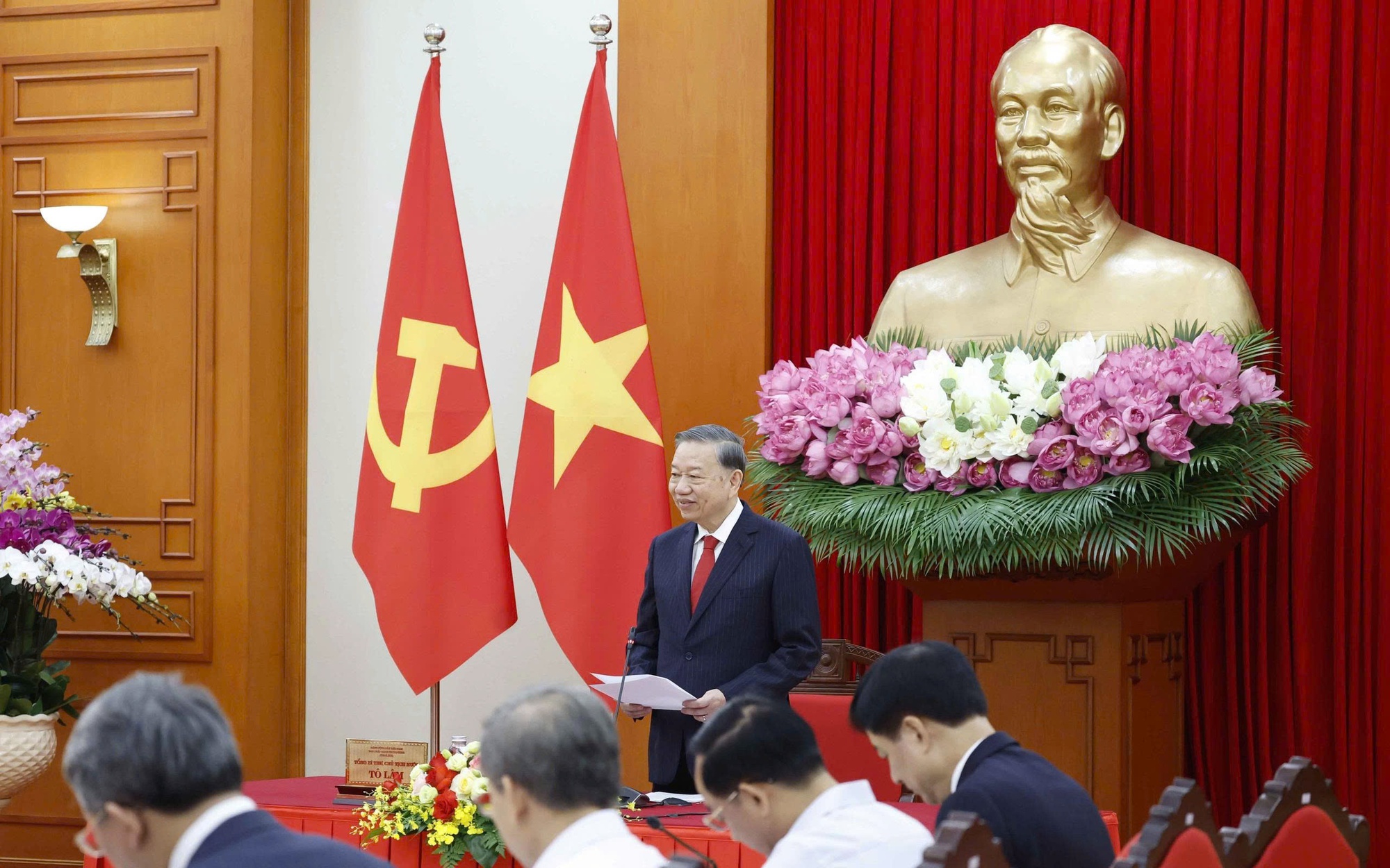 Lý luận phải soi đường, dẫn dắt thực tiễn phát triển