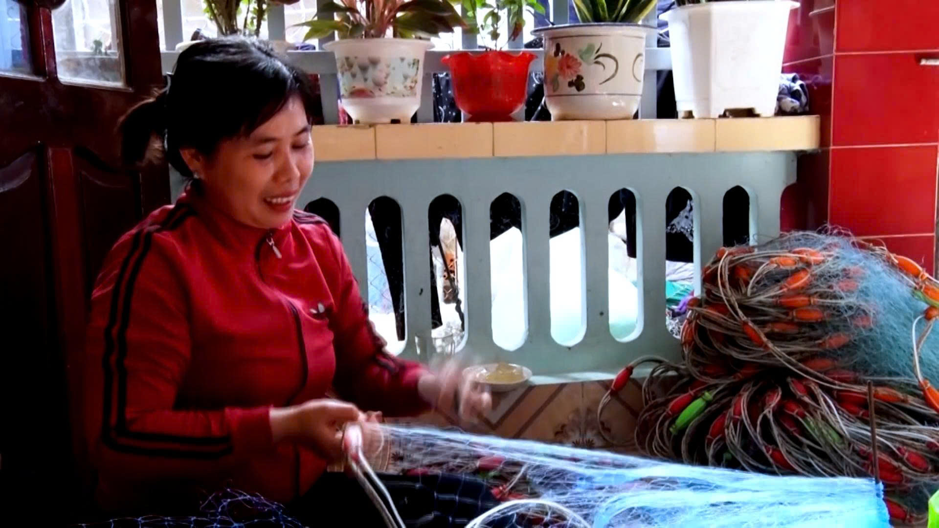 Những đ&ocirc;i tay giữ nhịp ra khơi - Ảnh 4.
