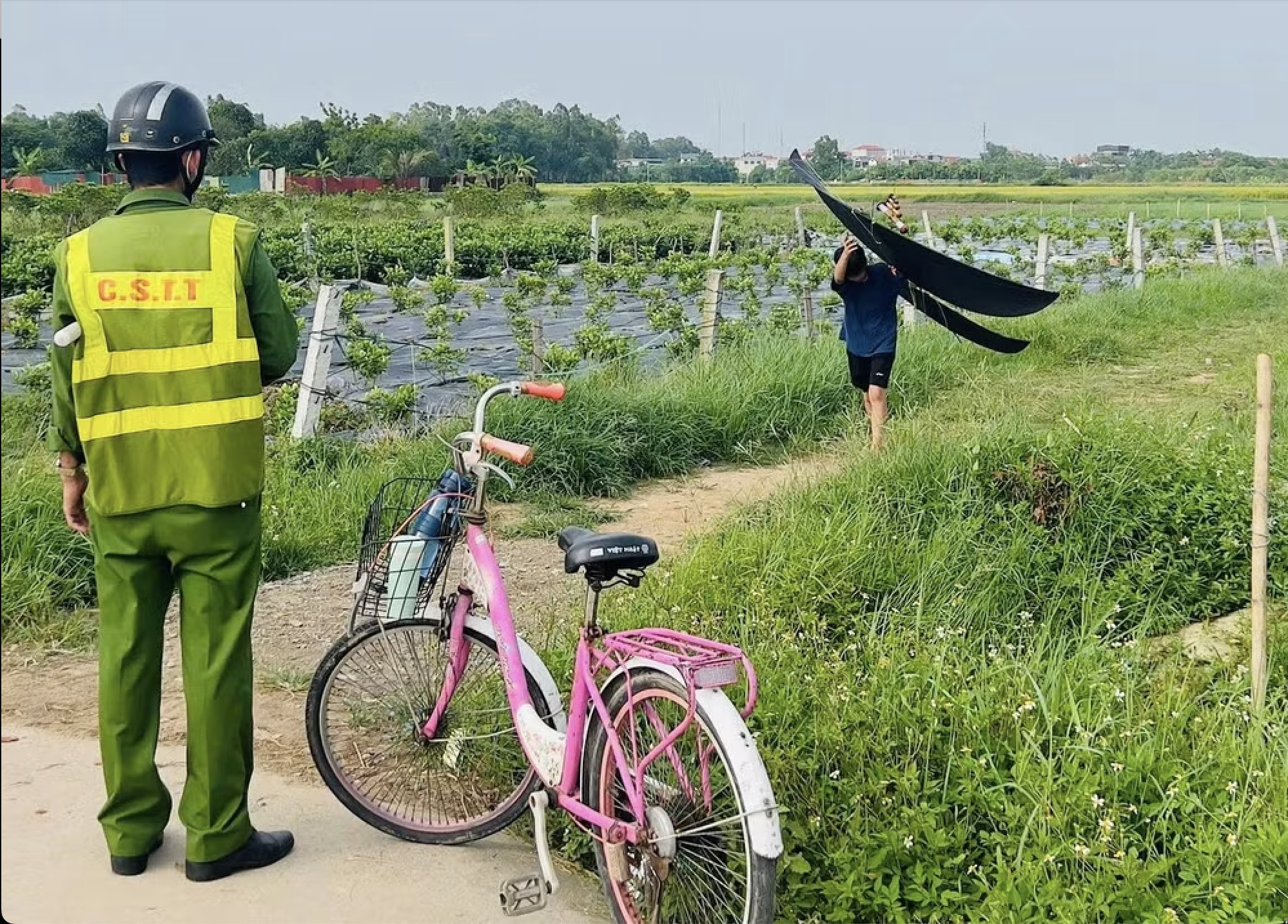 Cha mẹ c&oacute; thể bị xử l&yacute; nếu để con thả diều khu vực s&acirc;n bay - Ảnh 1.
