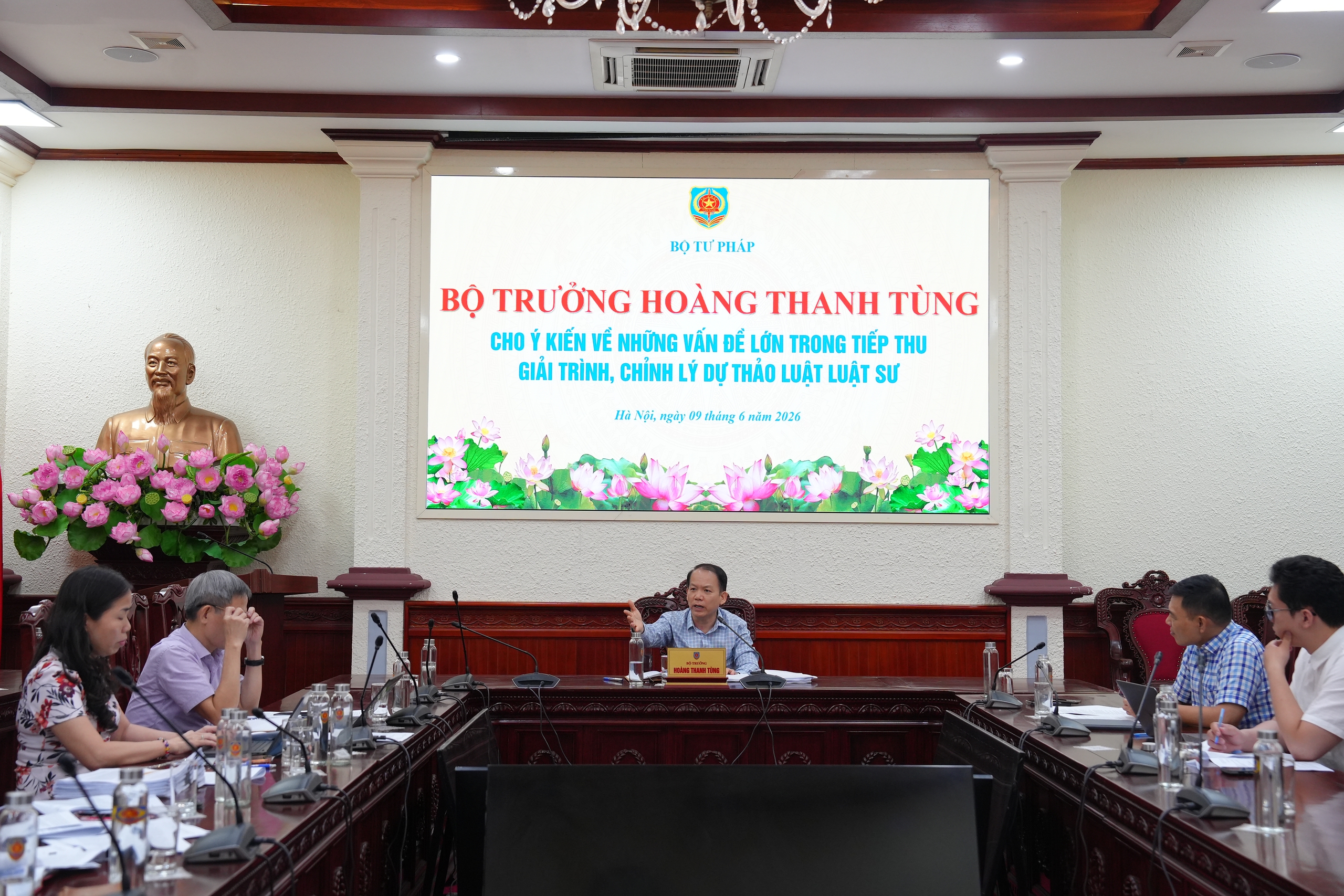 Bộ trưởng Ho&agrave;ng Thanh T&ugrave;ng chủ tr&igrave; họp về dự thảo luật sư sửa đổi 2026 - Ảnh 1.