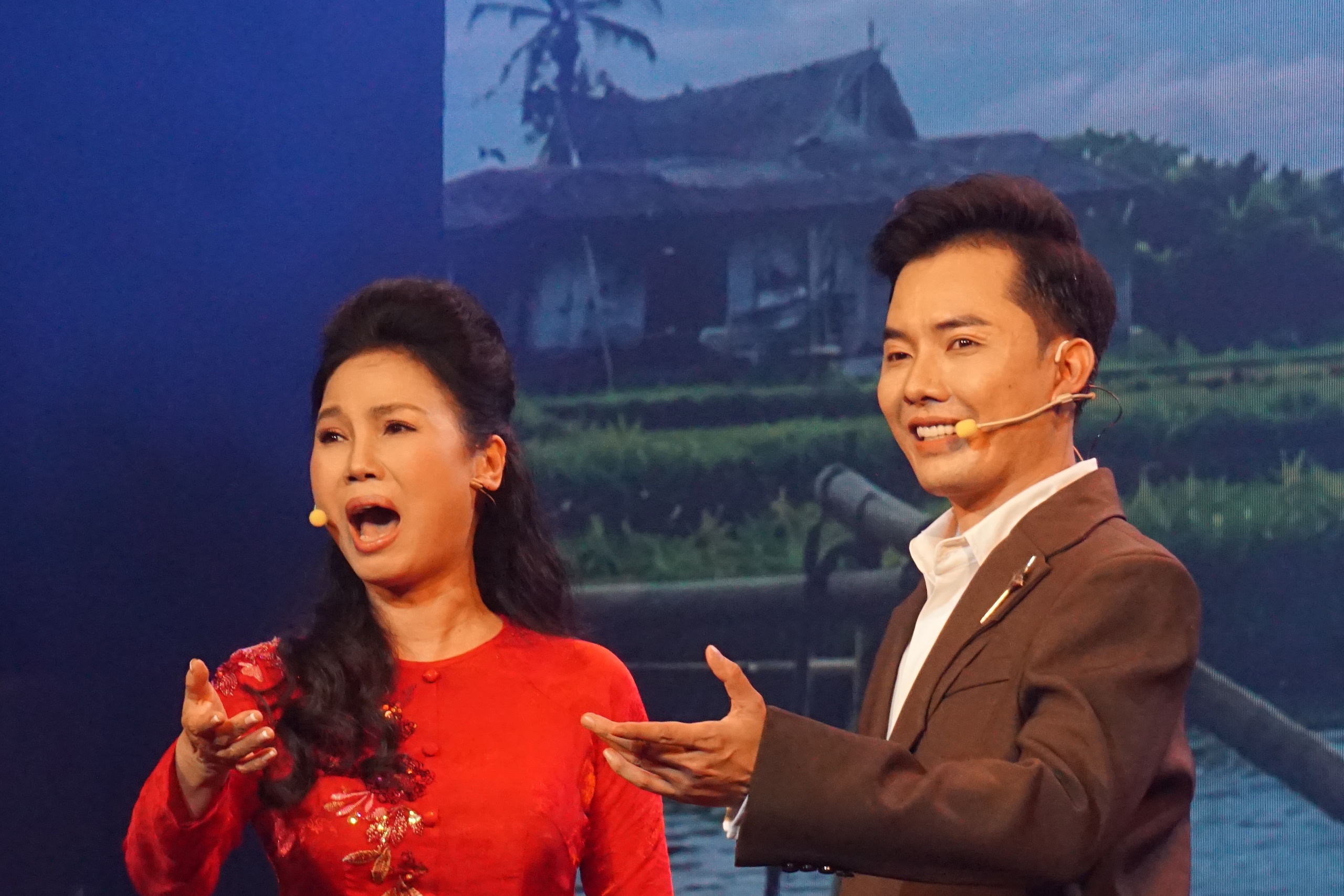 Nghệ sĩ L&ecirc; Hậu tạo ấn tượng đẹp trong đ&ecirc;m "Hương qu&ecirc; t&igrave;nh mẹ" - Ảnh 7.