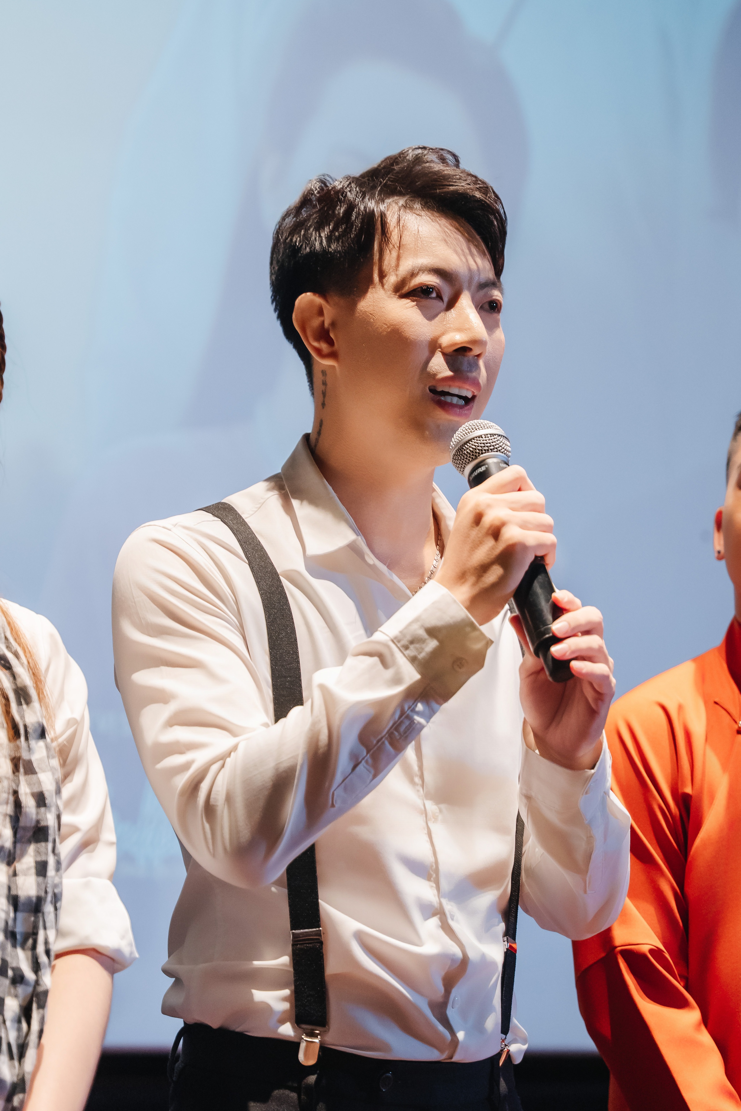 Nhìn ca sĩ Hoài Nhân, ta sẽ thấy "không ai là cùng đường" - Ảnh 2.