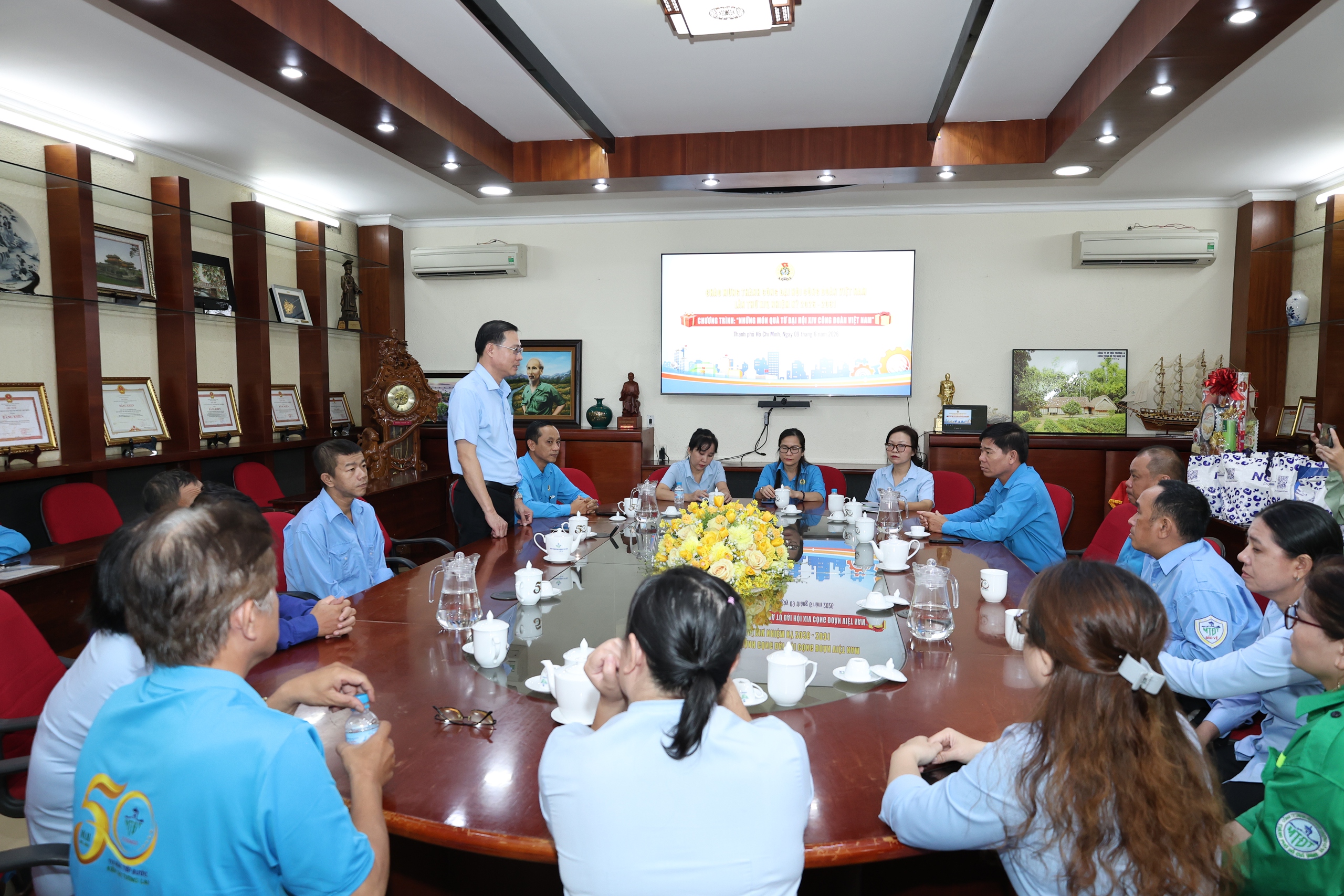 Trao tận tay người lao động những m&oacute;n qu&agrave; từ Đại hội XIV C&ocirc;ng đo&agrave;n Việt Nam - Ảnh 1.