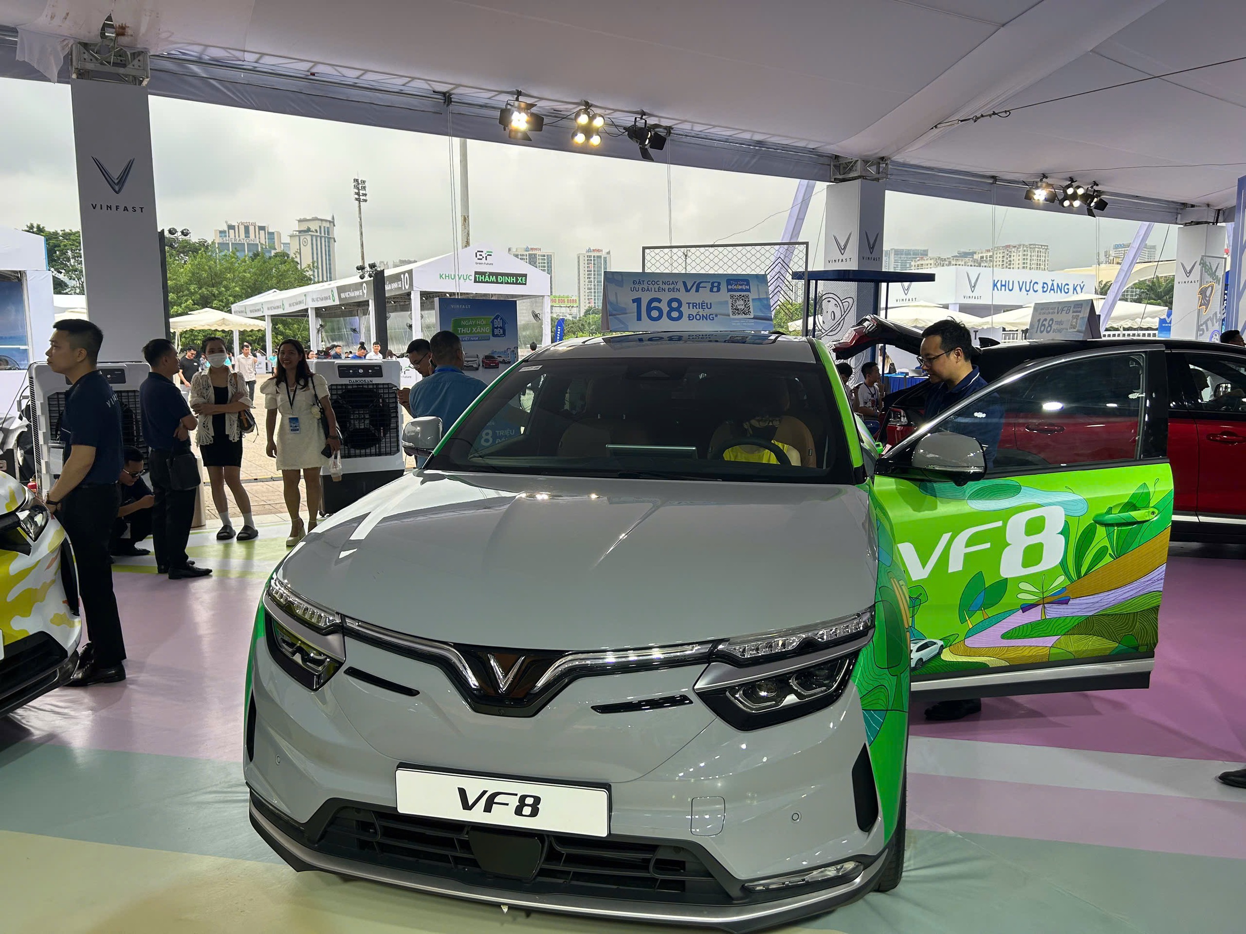 Miễn lệ ph&iacute; trước bạ đến năm 2030, người mua xe điện tiết kiệm cả trăm triệu đồng  - Ảnh 1.