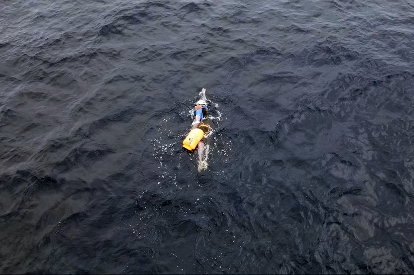 17 giờ x&eacute; s&oacute;ng biển đ&ecirc;m: K&igrave;nh ngư khuyết tật v&agrave; h&agrave;nh tr&igrave;nh vượt giới hạn con người - Ảnh 1.