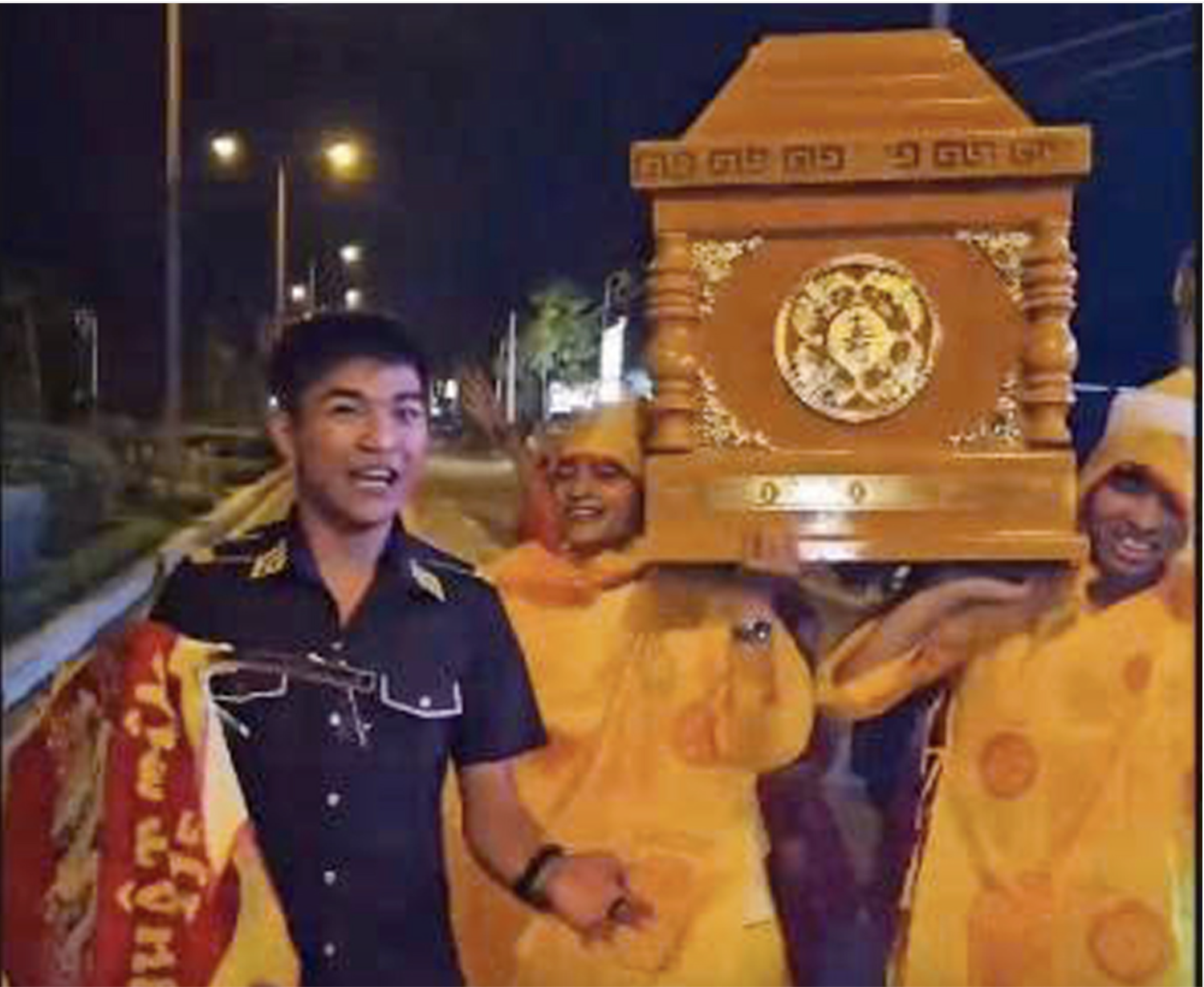 Vụ "nh&oacute;m người c&oacute; h&agrave;nh vi kỳ qu&aacute;i b&ecirc;n chiếc quan t&agrave;i": Chủ trại h&ograve;m c&ugrave;ng 6 người bị bắt - Ảnh 1.