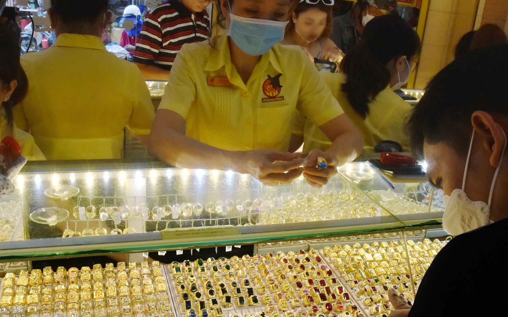 Giá vàng trong nước ngược dòng với giá vàng thế giới
