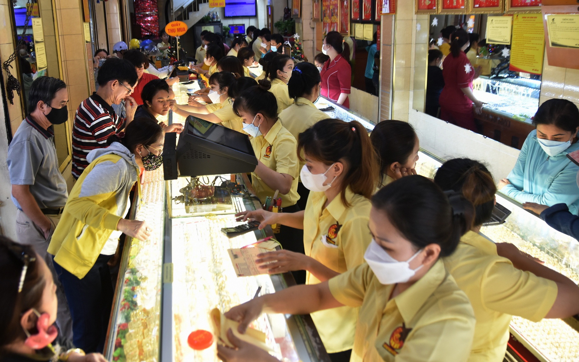 Vì sao giá vàng miếng SJC, vàng nhẫn lao dốc? - Ảnh 1.