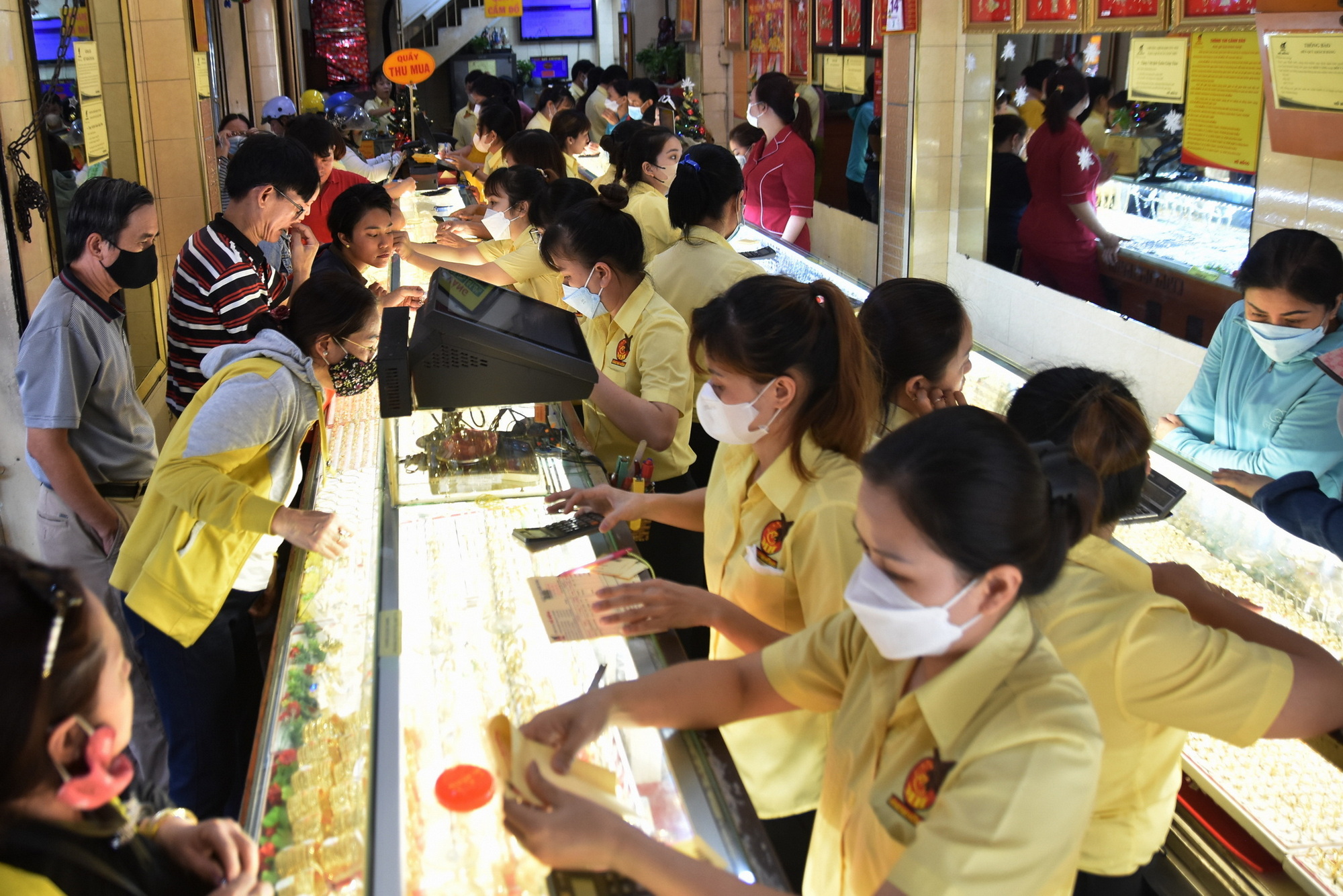 Gi&aacute; v&agrave;ng h&ocirc;m nay 10-6: V&agrave;ng thế giới "bốc hơi" hơn 100 USD - Ảnh 1.
