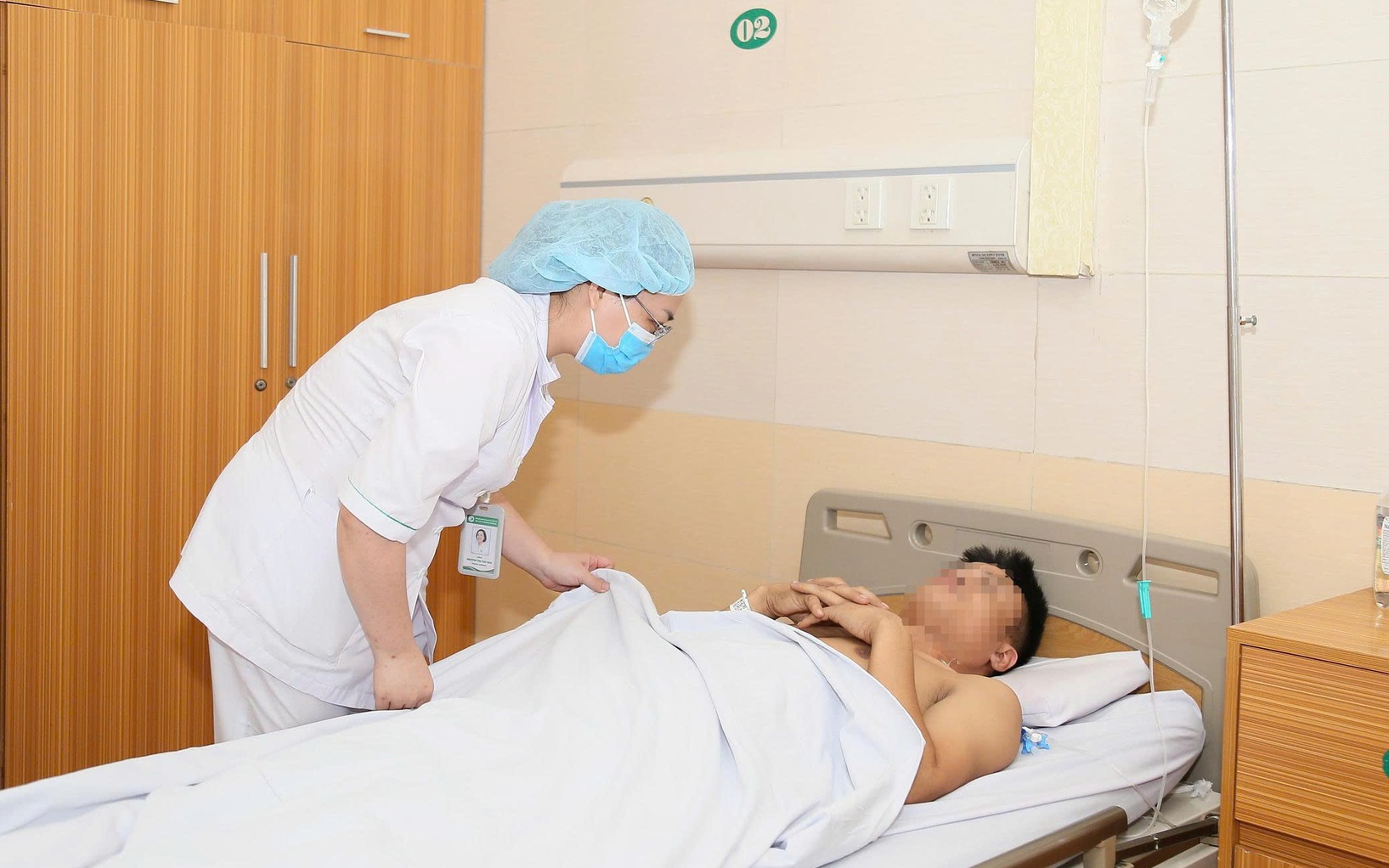 Nam thanh niên bị xe tải chèn qua người khi đang đứng trước nhà