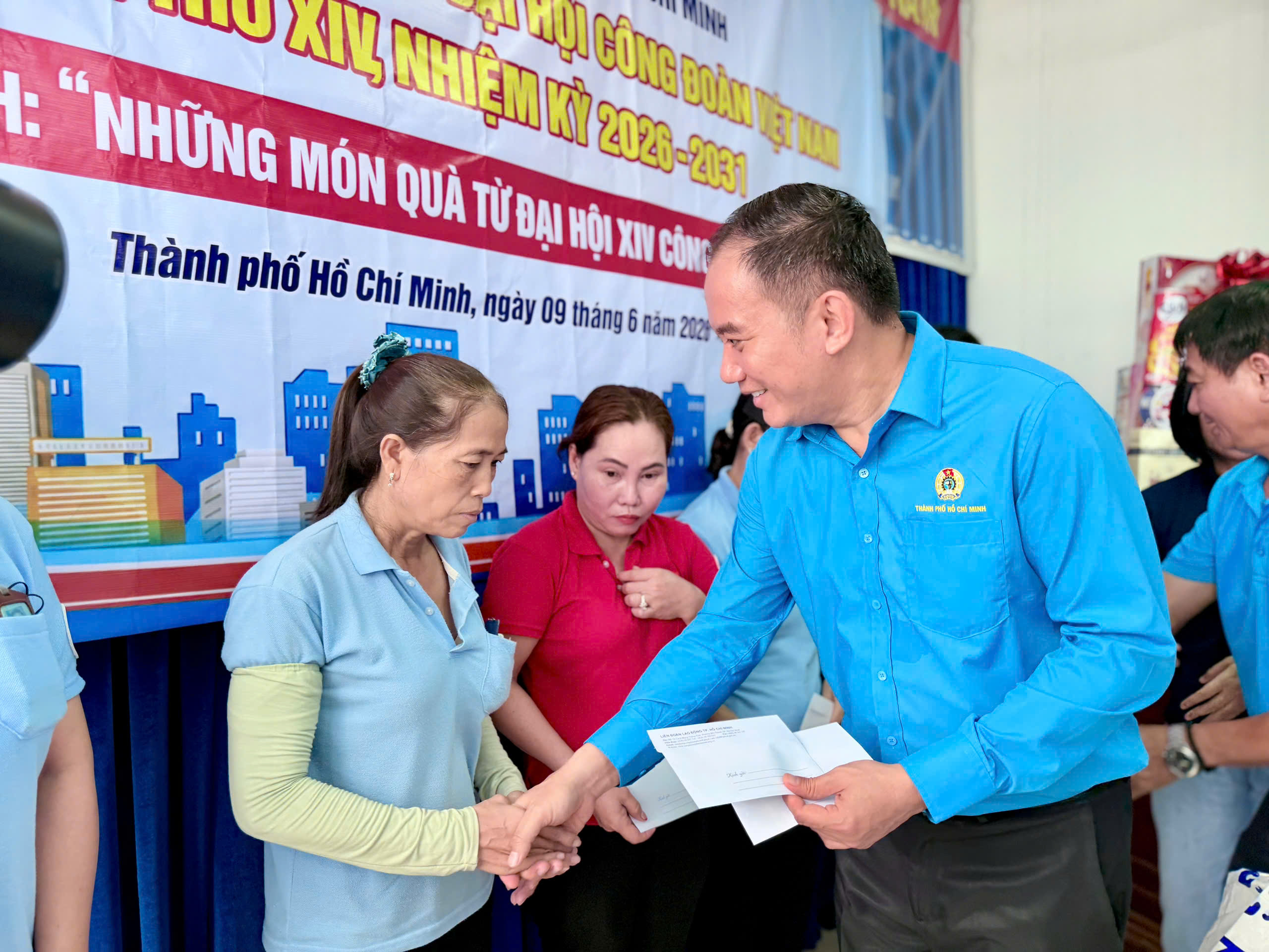 Trao tận tay người lao động những m&oacute;n qu&agrave; từ Đại hội XIV C&ocirc;ng đo&agrave;n Việt Nam - Ảnh 5.