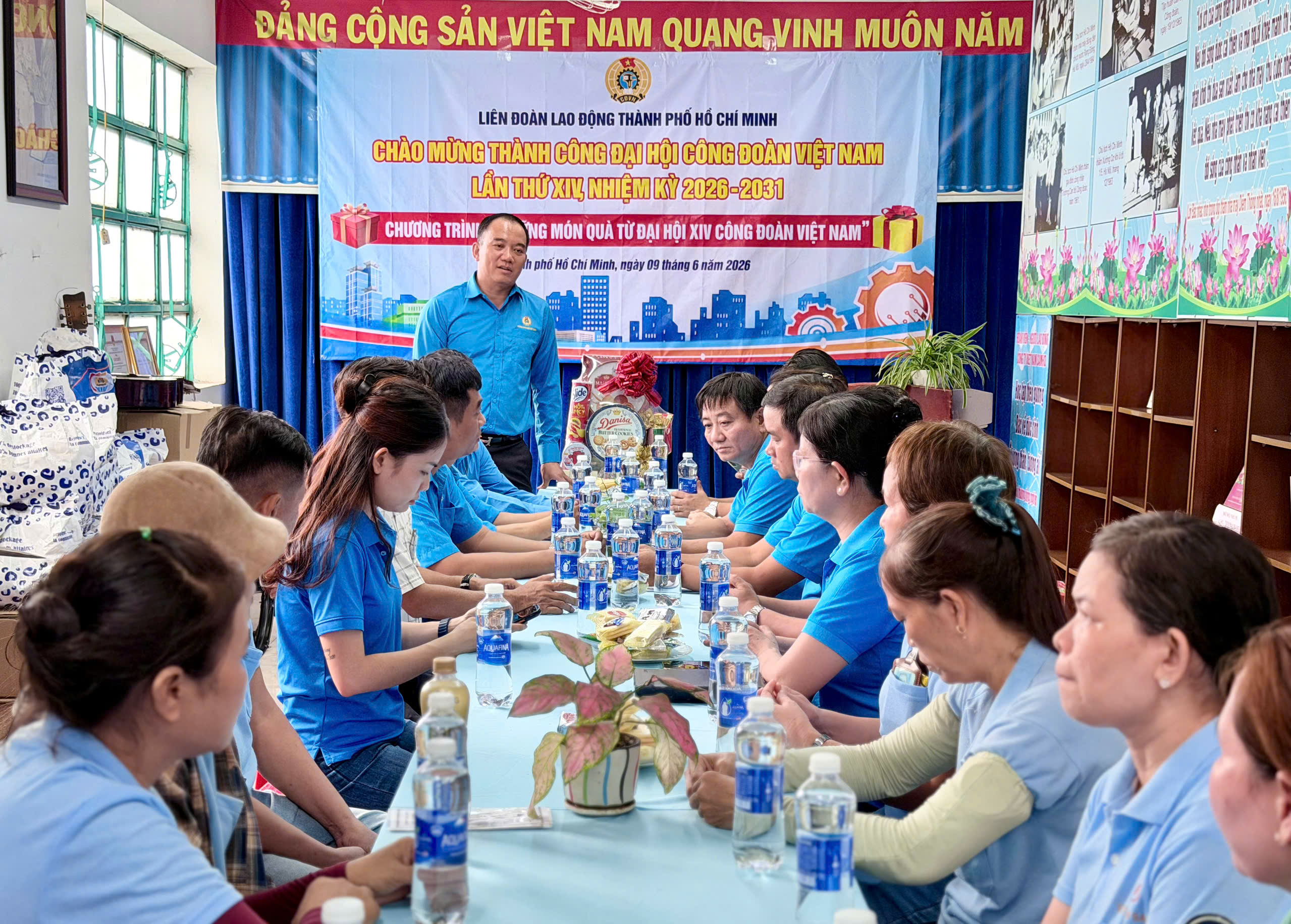 Trao tận tay người lao động những m&oacute;n qu&agrave; từ Đại hội XIV C&ocirc;ng đo&agrave;n Việt Nam - Ảnh 4.