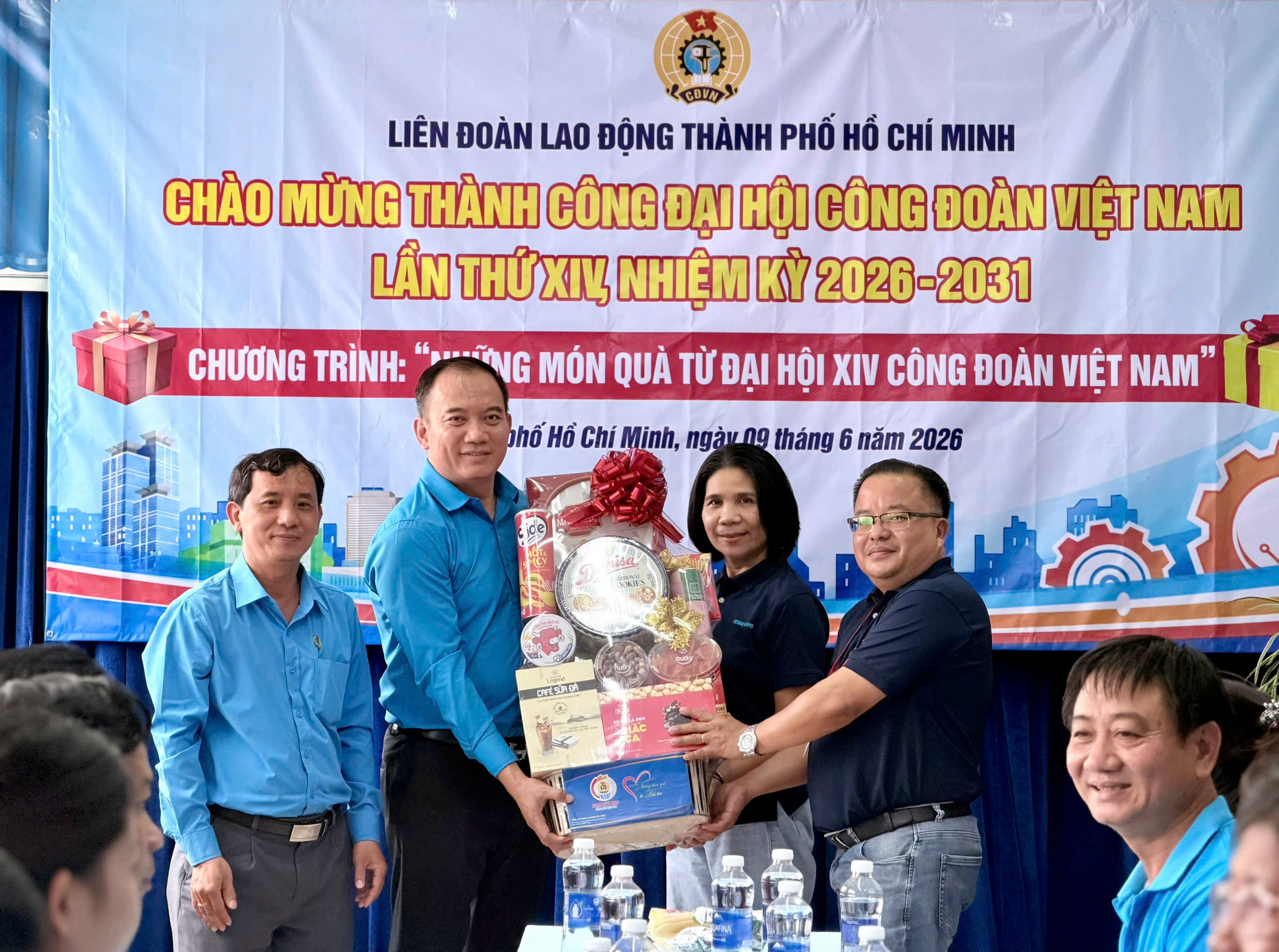 Trao tận tay người lao động những m&oacute;n qu&agrave; từ Đại hội XIV C&ocirc;ng đo&agrave;n Việt Nam - Ảnh 6.