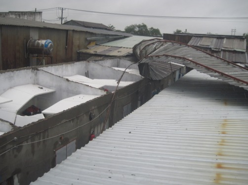 TP HCM: Gió lớn tốc mái 10 phòng trọ