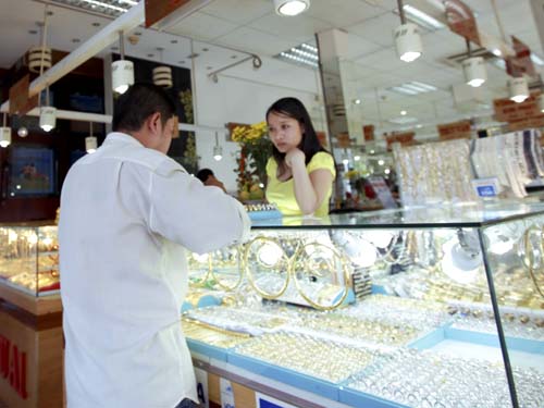 Vàng giữ giá, đô la ngân hàng hạ nhiệt