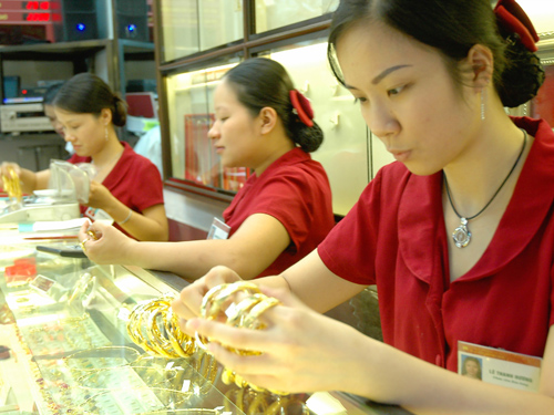Giá vàng giảm nhẹ và... đứng yên khó hiểu!