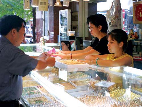 Giá vàng trồi sụt ngày đấu thầu