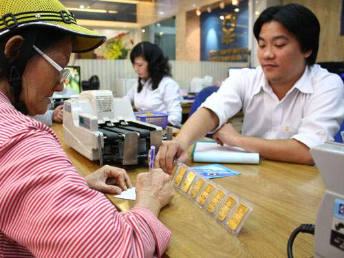 Vàng giá cao vẫn bán đắt hàng