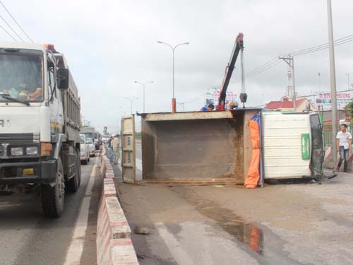 Xe ben “rào” Quốc lộ 1