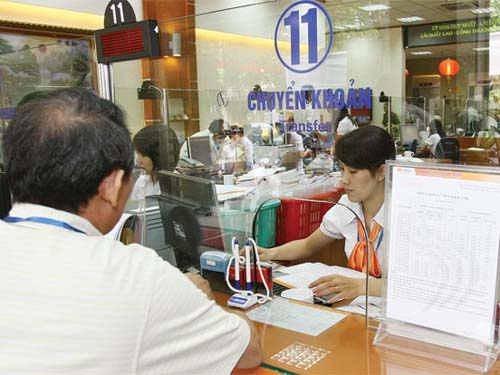 Ngân hàng lại âm thầm giảm lương