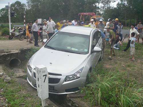 Tàu hỏa tông xế hộp nát đuôi