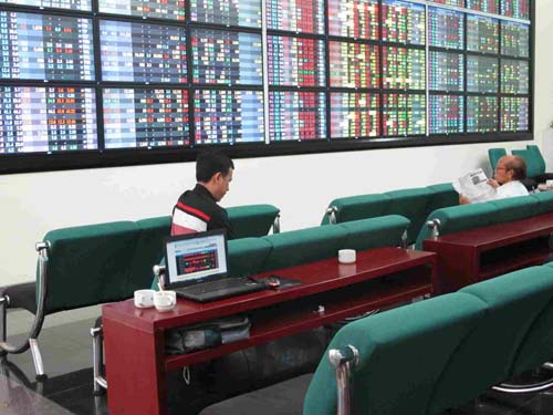 Cổ phiếu FPT, Eximbank gây đột biến