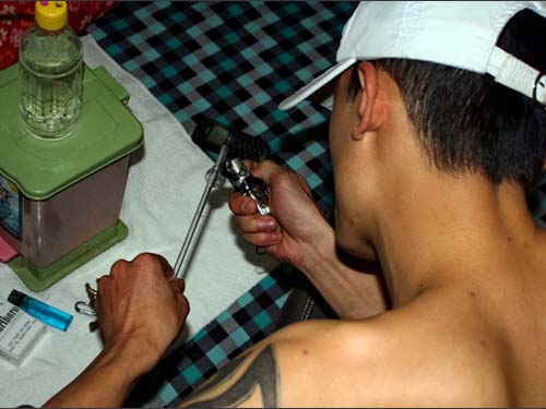 Cán bộ sở vào khách sạn phê ma túy đá