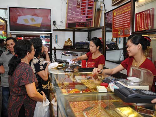 Vàng thế giới giảm mạnh, trong nước cầm chừng