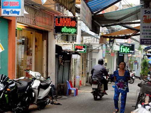 Kinh doanh nhỏ: “Tuyệt chiêu” lùi vào hẻm, lên lầu cao