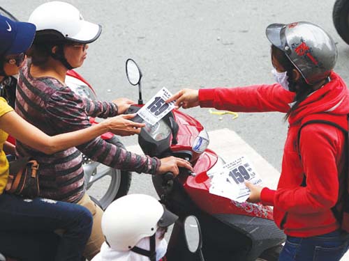 Mua đất tặng xe, mua nền tặng gạch...?