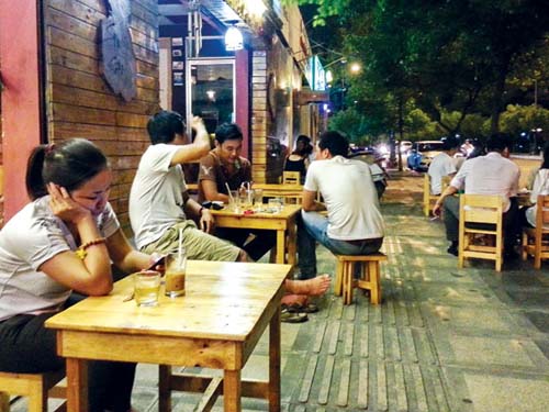Ban ngày làm thợ, tối làm chủ