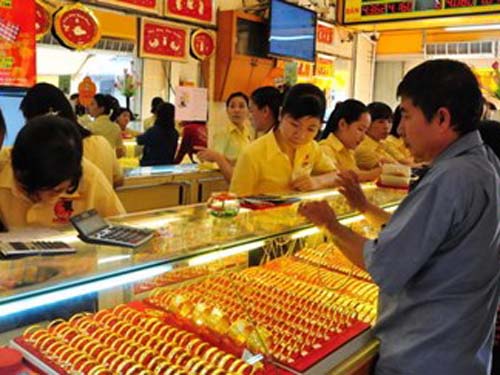 Bấm bụng hạ giá bán vàng để hút khách