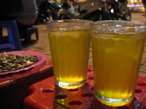 Sàn bất động sản sống nhờ bán... cà phê, trà đá