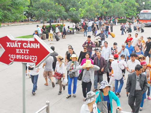 Khách hàng “méo mặt” vì giá tour tết