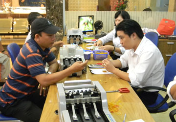 Người dân quay lưng với vàng miếng