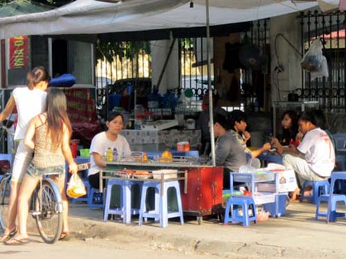 Bỏ chục triệu mua suất vỉa hè bán trà đá