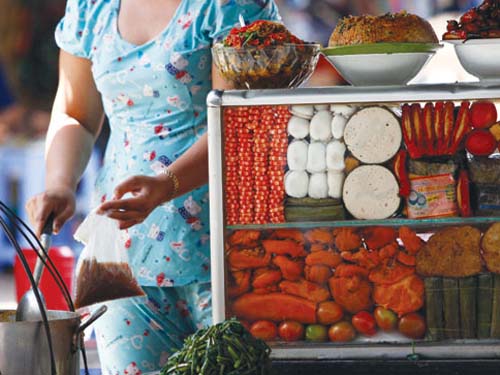 Lộ diện nem chua, giò chả không đạt chất lượng