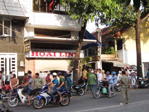 Ôtô 7 chỗ lao thẳng vào tiệm vàng